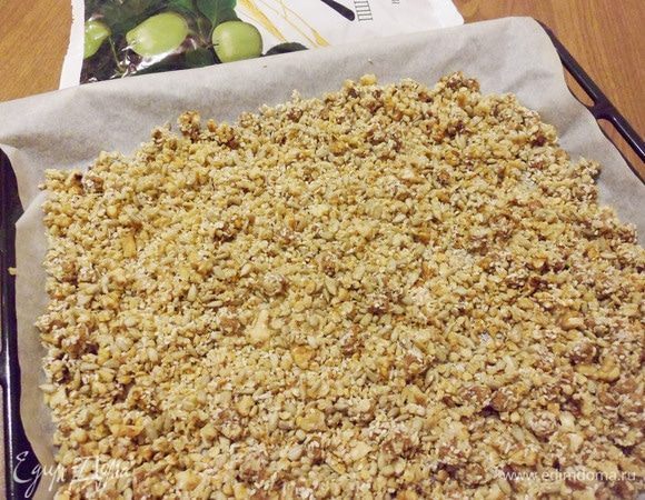 Каждые пять минут необходимо перемешивать и разрыхлять смесь для того, чтобы гранола равномерно подрумянивалась.