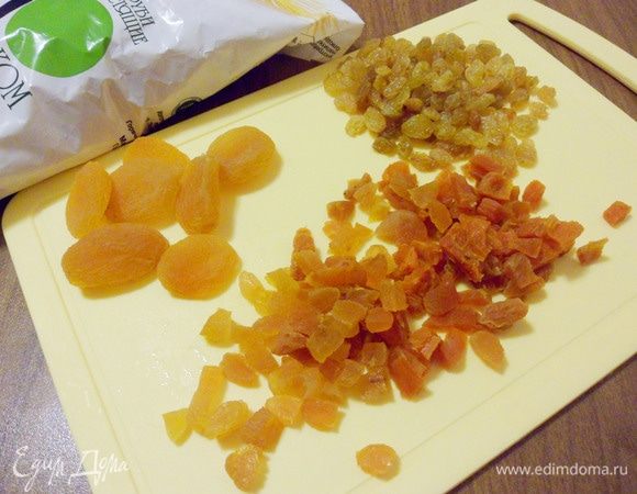 Курагу и изюм промыть теплой водой. Курагу нарезать мелкими кусочками.