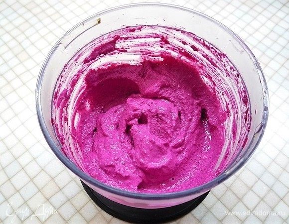 Добавляем творожный сыр, солим и перчим по вкусу, пробиваем до однородного состояния, по желанию, добавляем рубленую зелень.