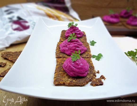 На крекеры отсаживаем свекольный крем, украшаем зеленью петрушки и сразу же подаем к столу. Приятного аппетита!