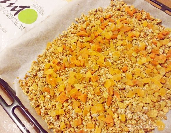 Прошло указанное время. Достаем гранолу из духовки, добавляем курагу и изюм.