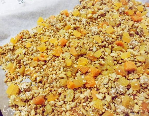 Тщательно перемешиваем. Даем остыть смеси на противне до полного охлаждения.