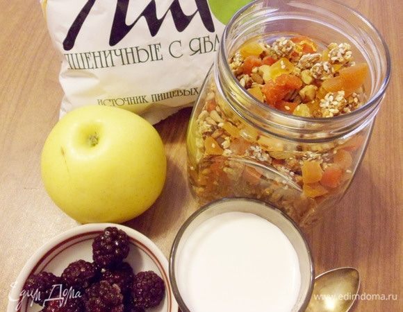 Хранить готовую гранолу необходимо в герметичной банке. Срок хранения — не более двух месяцев, хотя, скорее всего, моя банка опустеет намного раньше.