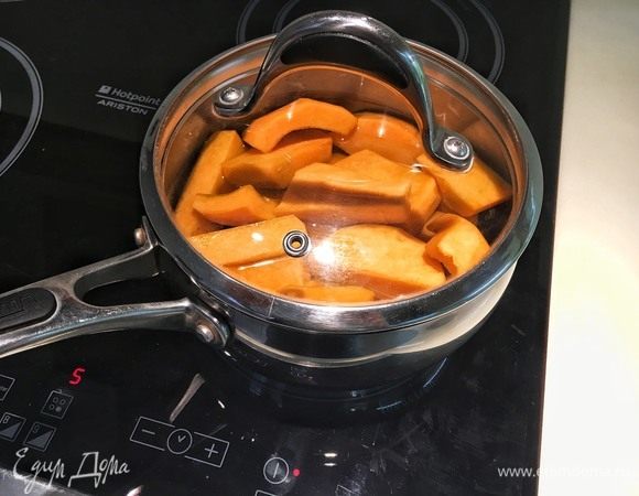 Очистите тыкву от кожуры и семян, хорошенько промойте. Нарежьте очищенную тыкву на небольшие кусочки. Положите кусочки в кастрюлю и залейте водой (вода должна слегка покрывать тыкву). Накройте кастрюлю крышкой и варите на среднем огне примерно 20 минут до мягкости тыквы.
