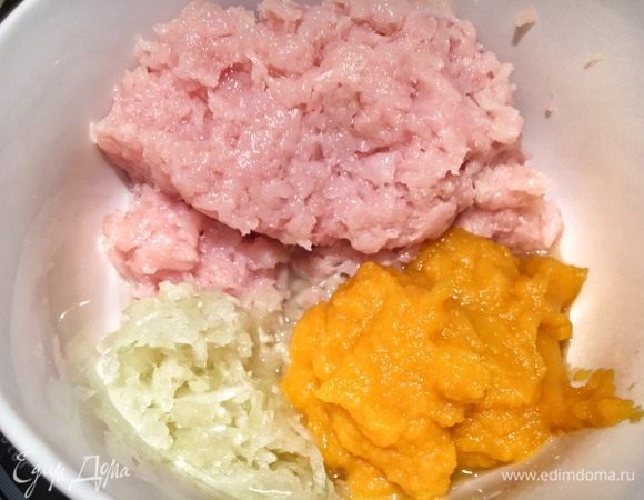 Перетрите сваренную тыкву в пюре (лучше всего через сито). Протрите лук через мелкую терку. Порубите куриные грудки в комбайне или пропустите через мясорубку. Смешайте все ингредиенты  вместе.