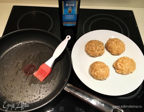 Смажьте дно сковороды оливковым маслом (так как масла должно быть очень мало, только для образования пленочки, то лучше использовать силиконовую кисточку). Сформируйте из фарша котлетки размером, примерно, в половину ладони. 
