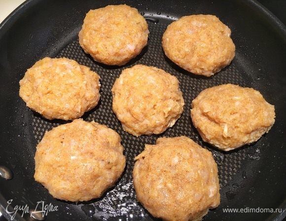 Накалите сковороду на большом огне. Аккуратно распределите котлетки на равном расстоянии друг от друга. У вас получится 7-8 штук. Жарьте на одной стороне на высоком огне 2 минуты.

