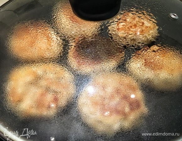 Переверните котлетки на другую сторону. Жарьте на высоком огне 1 минуту, затем накройте крышкой и убавьте огонь до минимума. Жарьте на маленьком огне 20 минут.
