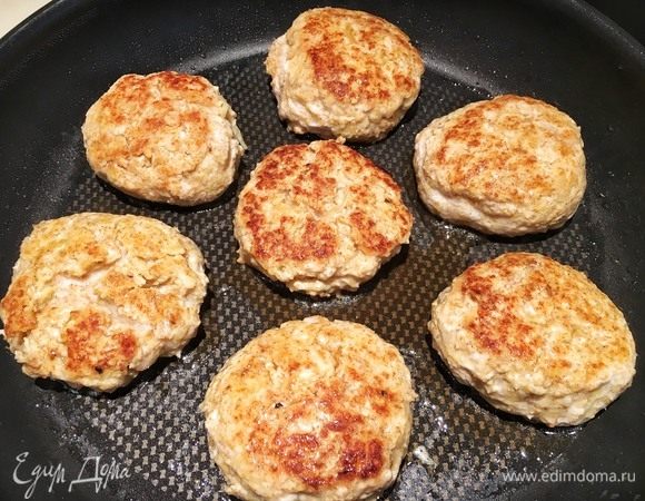 Котлетки поднимутся и будут напоминать куриное суфле.
