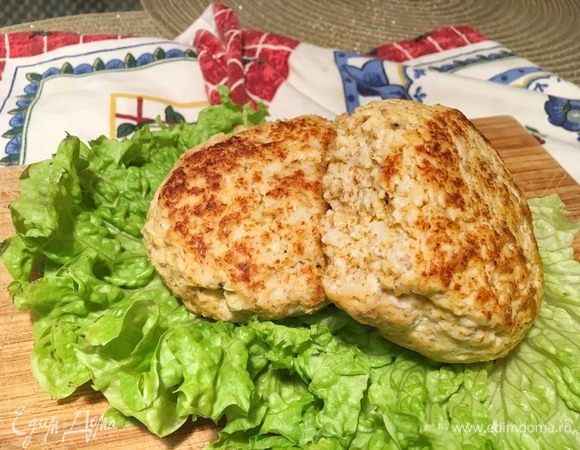 Положите котлетки на блюдо, можно использовать лист салата для красивой подачи. Котлетки можно хранить в холодильнике вплоть до пяти дней. Идеальны для сбалансированного питания. Приятного аппетита! 
