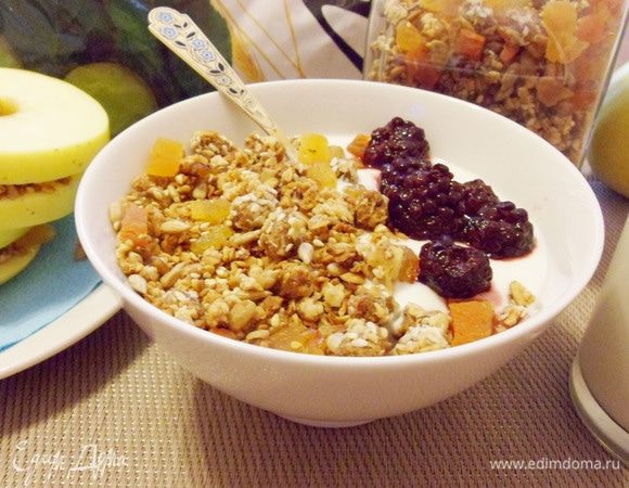 Подавать гранолу с кефиром (у меня домашний йогурт) и свежими ягодами (у меня ежевика).