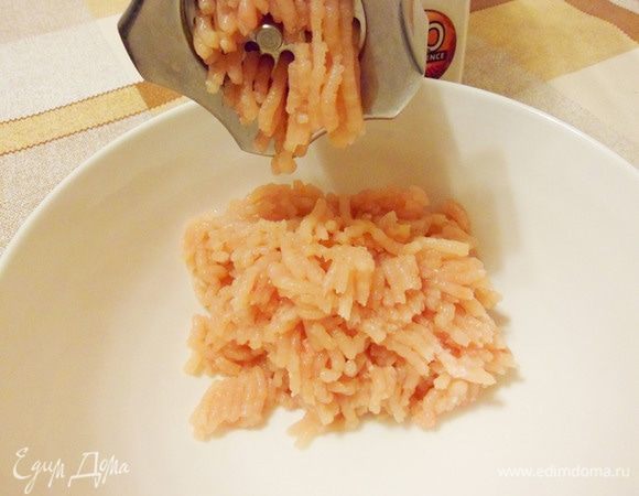 Куриное филе ополоснуть водой, высушить бумажной салфеткой, пропустить через мясорубку с самой мелкой насадкой.