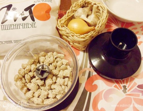 Пшеничные отруби ТМ «Лито» поместить в  блендер.