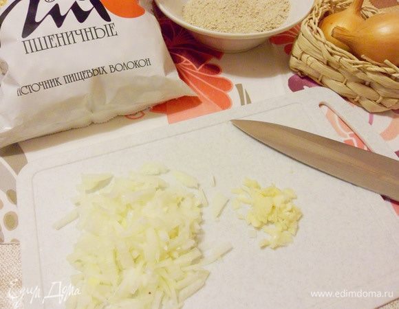 Чеснок и лук нарезать небольшими кусочками.