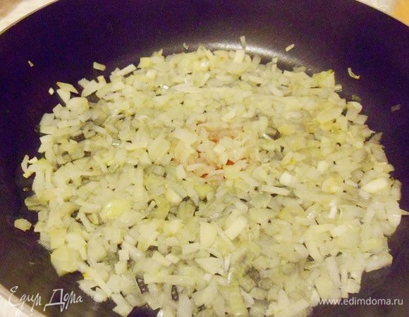 Лук и чеснок потушить на сковороде с антипригарным покрытием с добавлением двух столовых ложек воды.