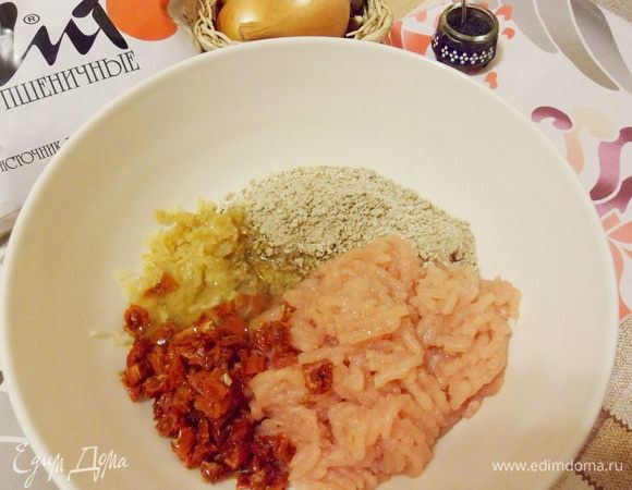 Отделить белки от желтков. К куриному фаршу  добавить пропаренный чеснок и лук, перемолотые пшеничные отруби, яичные белки и нарезанные вяленые помидоры.