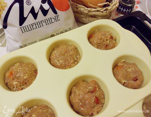 Разложить фарш по силиконовым формочкам.