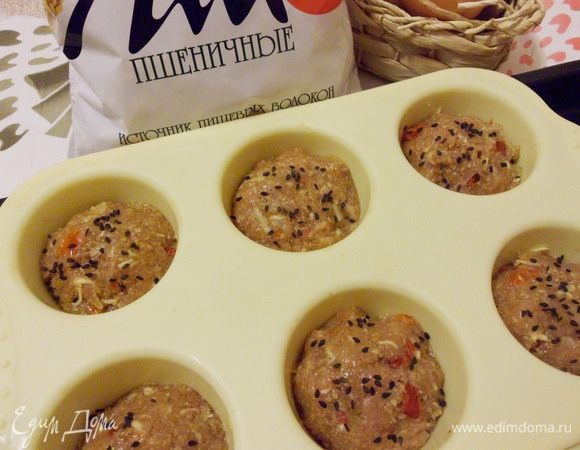 Сверху посыпать маффины черным кунжутом. Выпекать в предварительно разогретой до 200°С духовке около 20 минут.