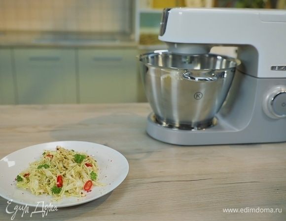 Заправьте салат соусом и подавайте к столу! Приятного аппетита!