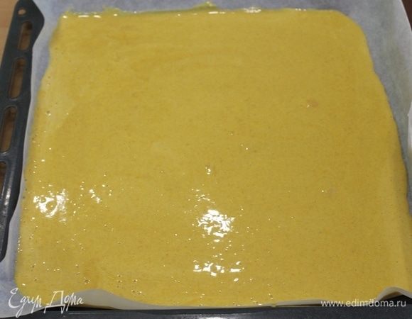 Противень застелить бумагой для выпечки, вылить тесто, равномерно распределить.