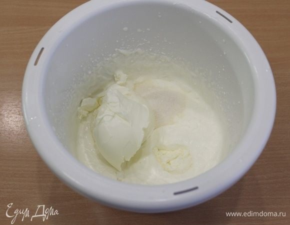 Взбиваем все компоненты для крема, сахар положить по вкусу, мне хватило 3–4 ст. ложки 