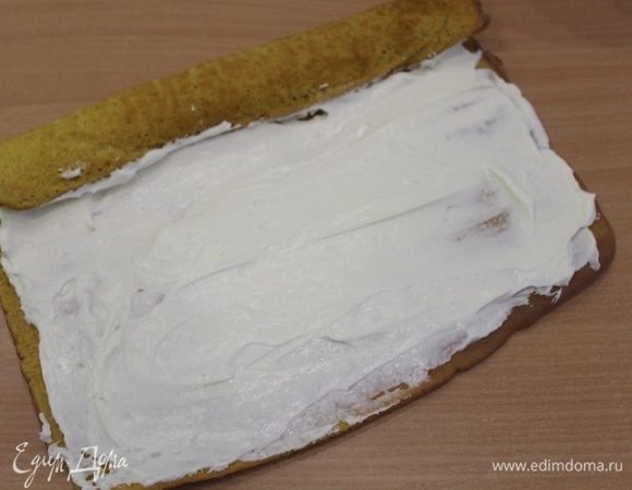 Разворачиваем корж, снимаем бумагу, выкладываем крем, заворачиваем аккуратно обратно.


