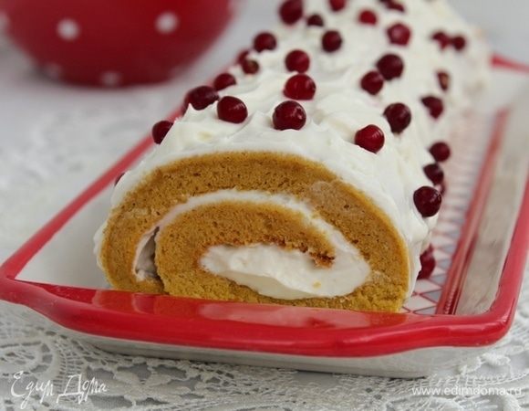 Сверху наносим оставшийся крем, украшаем брусникой.