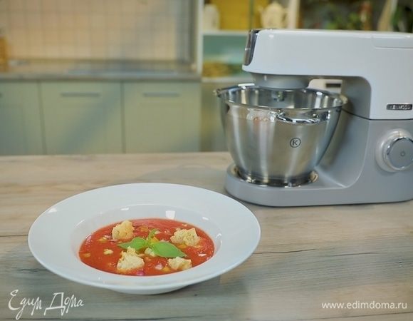 Влейте в небольшую кастрюлю овощное пюре, добавьте томатный сок, белый уксус, оливковое масло, соус табаско, соль и перец по вкусу. Хорошо все перемешайте.