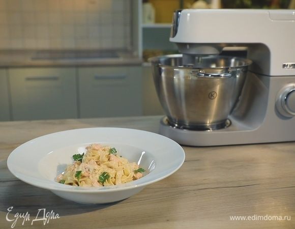 Выложите готовые тальятелле на тарелки, полейте сливочным соусом и украсьте лепестками петрушки.
