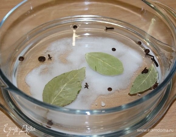 Ингредиенты для маринада добавьте в воду.