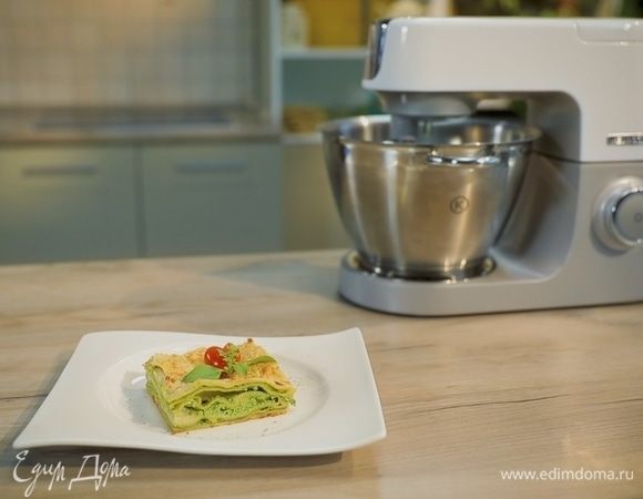 Полейте лазанью сверху оставшимся соусом бешамель, посыпьте тертым сыром. Отправьте форму с лазаньей в духовку примерно на 30–40 минут.