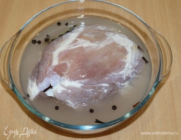 Мясо поместите в маринад и уберите в холодильник на сутки.