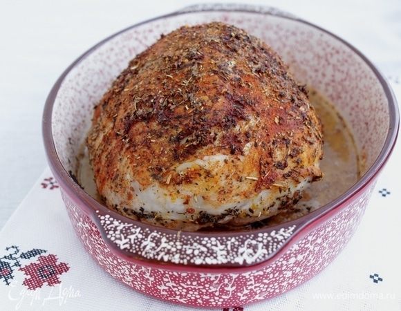 Запекайте 1,5 часа при 180°С, затем увеличьте нагрев до 200°С и запекайте еще минут 30. Периодически мясо поливайте маринадом. Готовность, если нет термометра для мяса, можно проверить, проткнув мясо ножом, сок должен вытекать светлый и прозрачный.