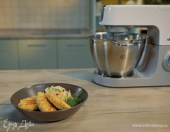 Выложите на противень котлеты и поставьте  в духовку на 35–40 минут.