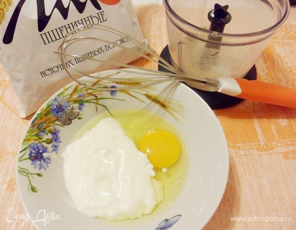 В отдельной миске смешать кефир с куриным яйцом. 