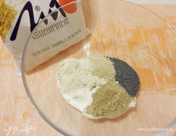 В другой миске смешать оба вида муки, отруби, мак и разрыхлитель. Добавить щепотку соли и заменитель сахара по вкусу.