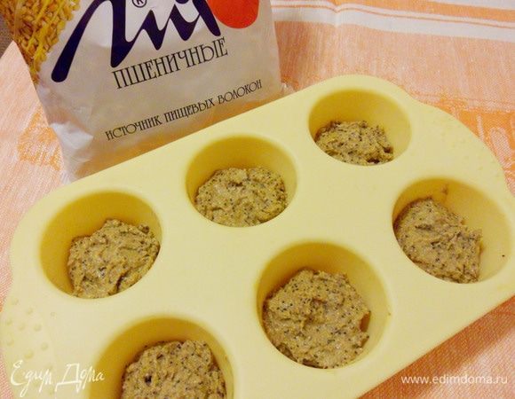 Разложить тесто по силиконовым формочкам. Выпекать около 25 минут в предварительно прогретой до 180°С духовке.