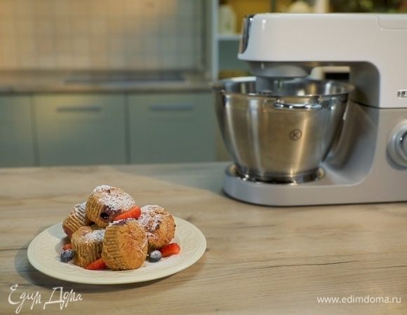 Наполните формы для маффинов тестом на треть, выложите свежие ягоды, затем заполните тестом еще на треть и поставьте в духовку на 45–50 минут.