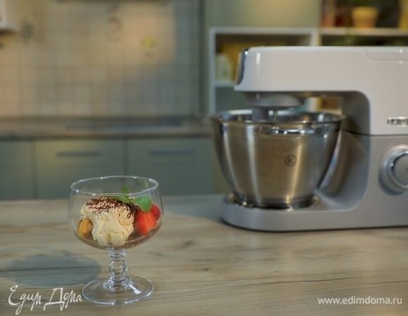 Украсить тирамису свежей клубникой и мятой и подавать гостям.
