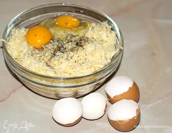 Сыр и картофель измельчить теркой. Добавить соль и перец. Смешать с двумя яйцами.