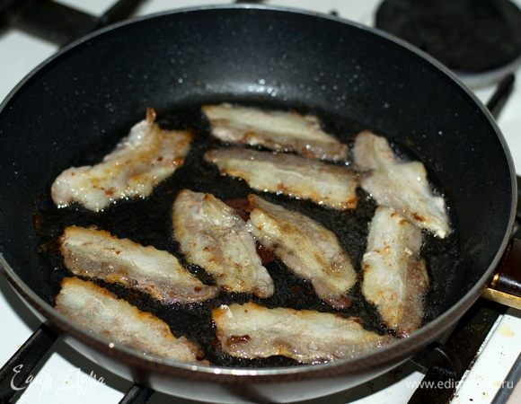 Обжарить бекон и мелко порезать.