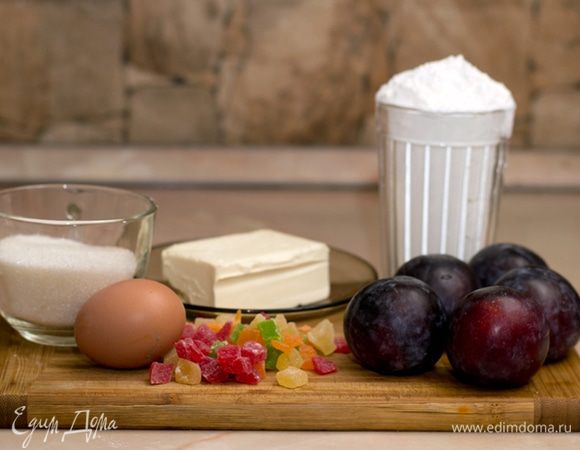 Вымочить вяленые ананасы в коньяке.
Смешать муку, масло, 100 г сахара, яйцо.
Добавить вымоченные ананасы.