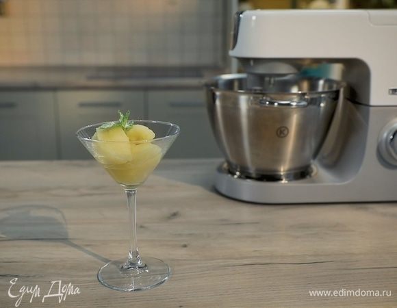 Поместите охлажденную чашу внутрь мороженицы. Наполните ее густым медовым сиропом и яблочным соком. За счет сильного охлаждения и непрерывного вращения внутренней насадки уже через 20 минут вы получите готовый яблочный сорбет.

