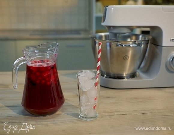 На дно графина выложите целые ягоды. Влейте сироп, лимонный и ягодный соки, хорошо перемешайте. Подавайте лимонад с ягодами и кубиками льда.