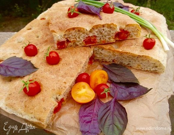 Готовую фокаччу переворачиваем и снимаем лист пергамента, ставим остывать на решетку.
Отличная ароматная альтернатива хлебу.