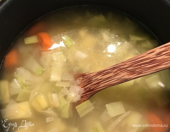 Готовый овощной бульон надо процедить, чтобы удалить все овощи. Возвращаем бульон в кастрюлю. Картофель и 1 морковь чистим и режем небольшими кубиками. Отвариваем все в бульоне до полуготовности. Затем добавляем обжаренный лук и варим еще минут 5.