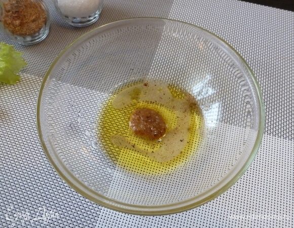 Из оливкового масла, сока лимона и сладкой горчицы приготовим заправку для салата.