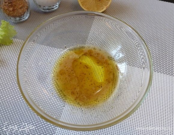 Перемешаем все вместе. Совсем немного заправку можно посолить, буквально несколько кристалликов.