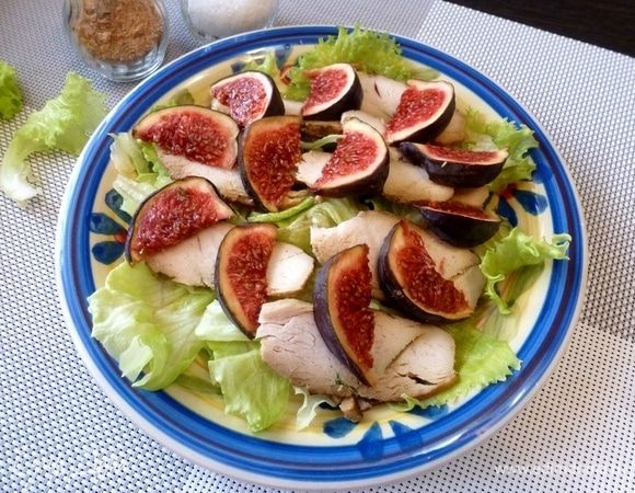 На тарелку выложим листья салата айсберг, порванные на кусочки. Куриную грудку (вареную или обжаренную) нарезать на ломтики. Инжир нарезать на дольки. Разложить на тарелке.