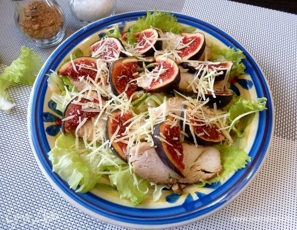 Посыпать все натертым твердым сыром и полить приготовленной заправкой.